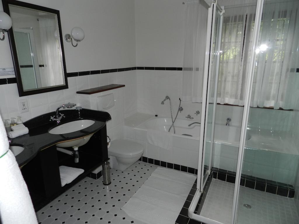 Greenways Hotel Cape Town Room photo